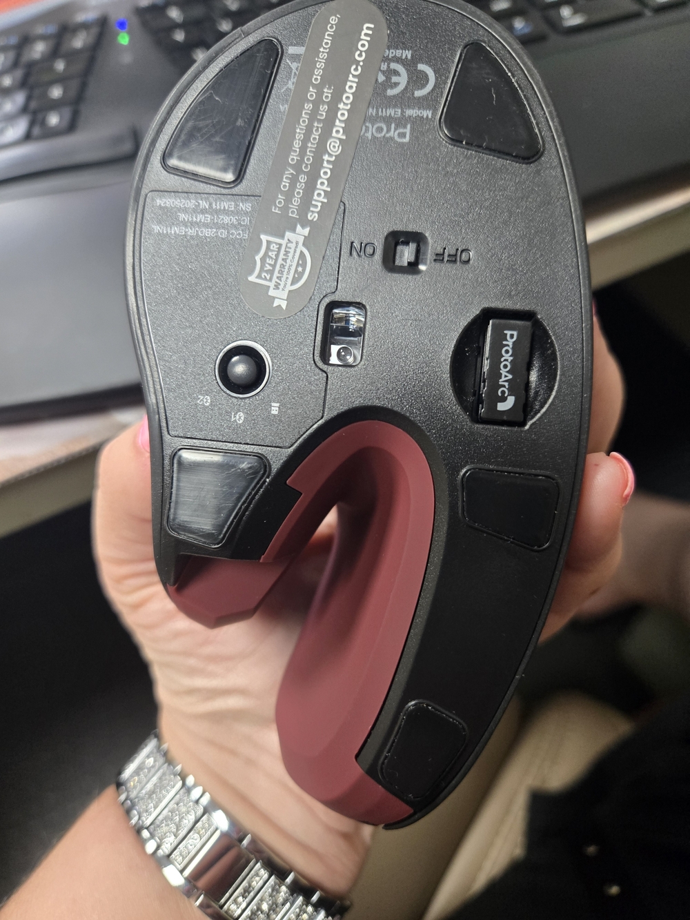 EM11 NL Ergonomic Vertical Mouse — Wine Red - Picture 4 of 4